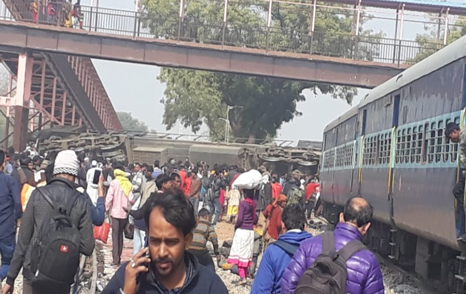  हादसे की सूचना से रेलवे में हडकंप मच गया. रेलवे प्रशासन तत्काल मौके पर पहुंचा. रेलवे ने हादसे की जांच के आदेश दे दिए हैं. दुर्घटना के बाद मौके पर लोगों की भीड़ एकत्र हो गई.