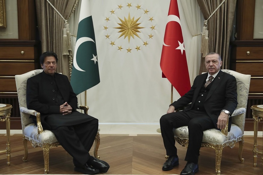  तुर्की- इस्लामिक राष्ट्र होने की वजह से ऐतिहासिक रुप से तुर्की और पाकिस्तान के संबंध काफी बेहतर रहे हैं. अंतर्राष्ट्रीय स्तर पर तुर्की पाकिस्तान के अच्छे दोस्तों में माना जाता है. हाल ही में पाक के प्रधानमंत्री इमरान खान ने तुर्की के राष्ट्रपति रजब तैयब एर्दोआन से मुलाकात की थी.