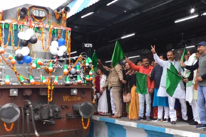  अजय टम्टा ने टनकपुर से बरेली, लखनऊ, प्रयागराज तक चलने वाली ट्रेन को हरी झंडी दिखाई. उन्होंने कहा कि जल्द ही दिल्ली और देहरादून के लिए भी टनकपुर से ट्रेन शुरू की जाएगी.