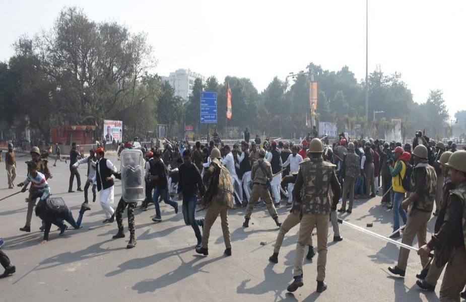 विरोध प्रदर्शन में समाजवादी पार्टी के कार्यकर्ताओं के साथ कुछ छात्र भी शामिल थे. जब लाठी चार्ज हुआ तो भगदड़ मच गई.