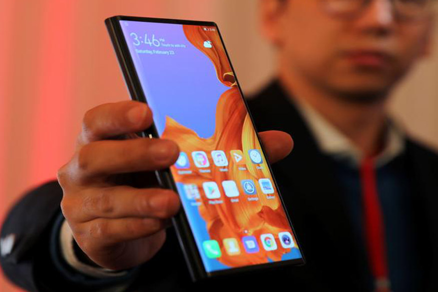  बता दें कि Huawei Mate X एक 5G फोन है. जब ये फोल्ड होता है तो 6.6-इंच का स्मार्टफोन बन जाता है और जब इसे अनफोल्ड किया जाता है तो 8 इंच का टैबलेट बन जाता है.