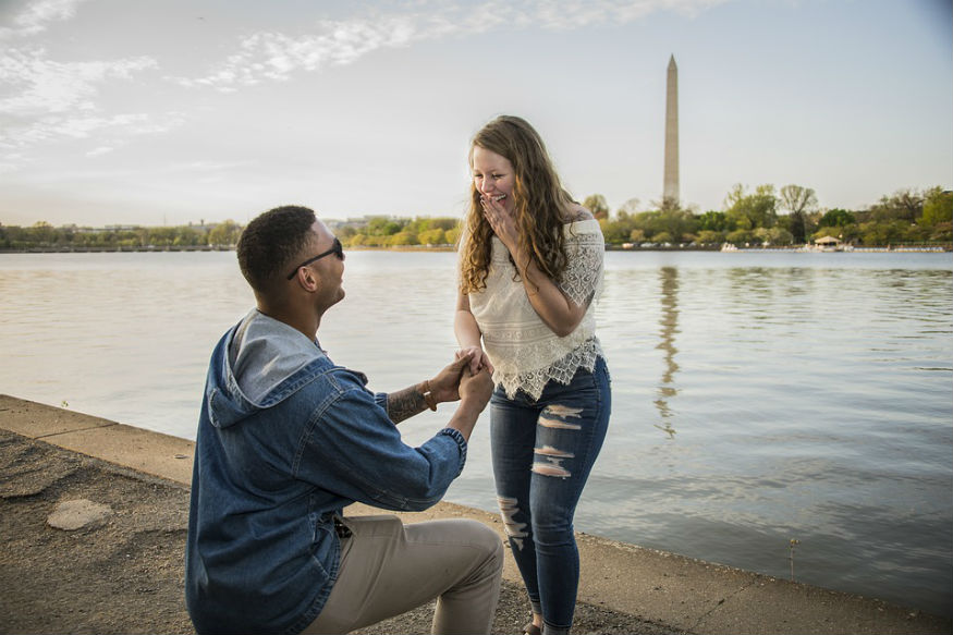 Happy Valentine's Day 2019 , Propose Day: प्रपोज डे पर साथी को ऐसे करें प्रपोज, बन जाएगी आपकी बात