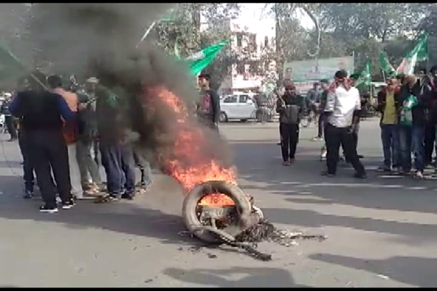 उपेंद्र कुशवाहा पर हुए लाठीचार्ज के विरोध में सड़क पर उतरा महागठबंधन, बंद समर्थकों का प्रदर्शन