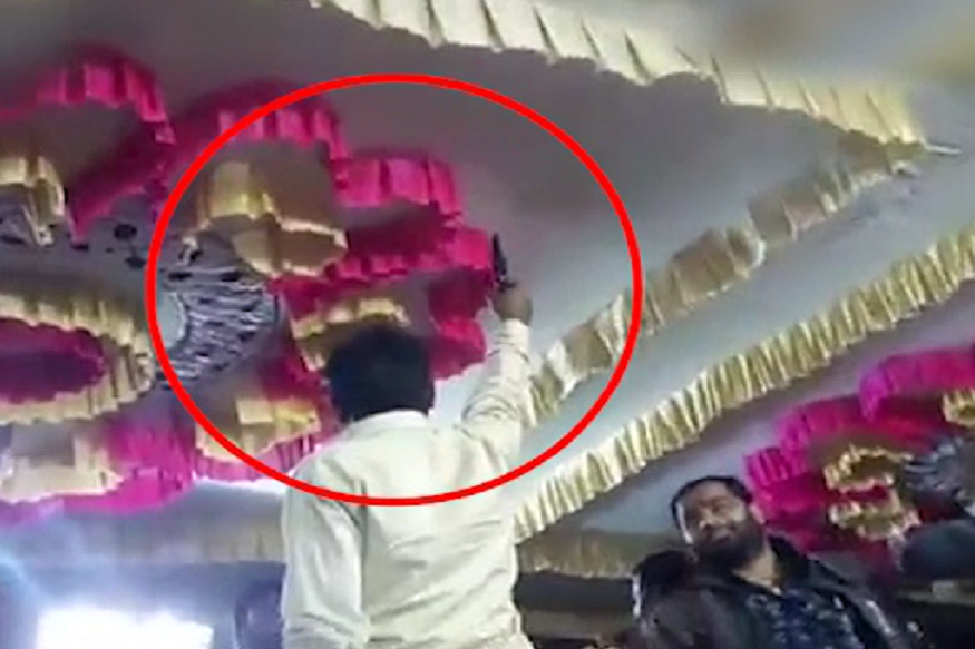 VIRAL VIDEO नोट उड़ते रहे गोलियां चलती रहीं ये है डायरो कार्यक्रम