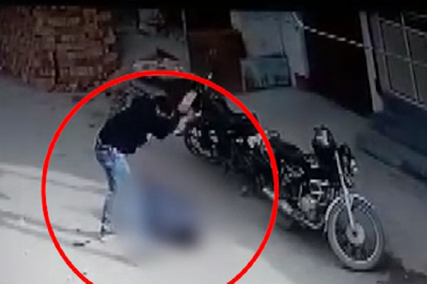 CCTV VIDEO: बीच सड़क पर ईंट से ऐसे फोड़ा लड़के का सिर, सकते में आए राहगीर