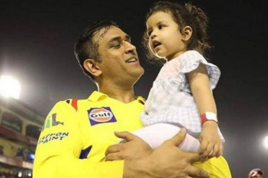 VIDEO: IPL मैच में खिलाड़ियों से ज्यादा अटेंशन पा रही है धोनी की बेटी जीवा