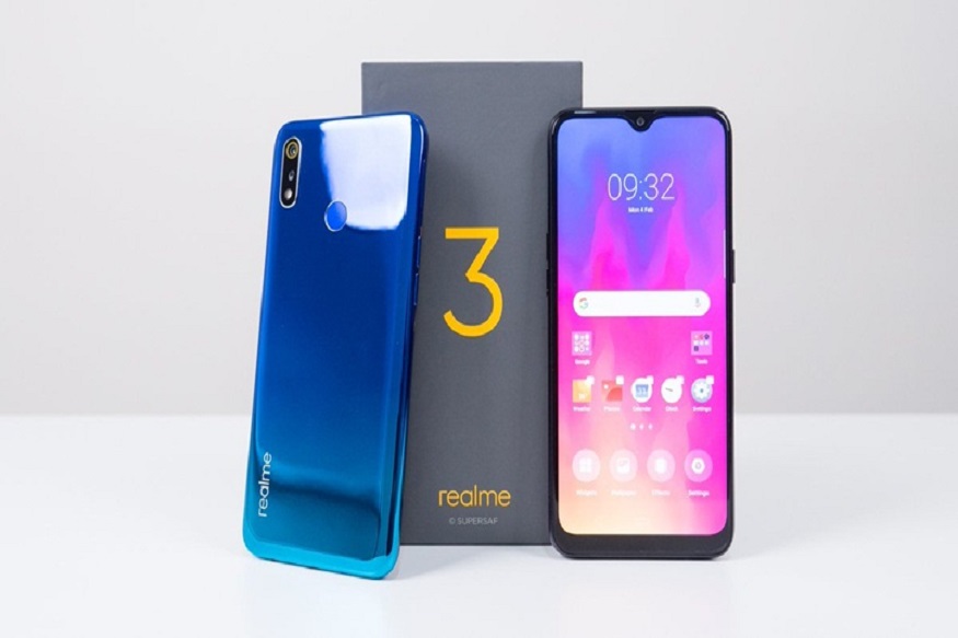 Realme 3 ચીનની સ્માર્ટફોન ઉત્પાદક કંપનીએ તાજેતરમાં જ ભારતીય બજારમાં તેમનો નવો સ્માર્ટફોન રિયલમી 3 લોન્ચ કર્યો છે. આ ફોન 3GB / ભાવ 32GB ની કિંમત 8.999 રુપિા અને 4GB / 64GB વેરિયન્ટની કિંમત 10,999 રુપિયા છે. તેનુ વેચાણ 12 મી માર્ચથી ફ્લિપકાર્ટ પર શરૂ થશે. આ ફોન હાલમાં ડાયનેમિક બ્લેક, ગ્રેડિયેન્ટ બ્લુ અને બ્લેક કલર ઓપ્શન્સમાં વેચાણ માટે ઉપલબ્ધ છે. Realme 3 ચીનની સ્માર્ટફોન ઉત્પાદક કંપનીએ તાજેતરમાં જ ભારતીય બજારમાં તેમનો નવો સ્માર્ટફોન રિયલમી 3 લોન્ચ કર્યો છે. આ ફોન 3GB / ભાવ 32GB ની કિંમત 8.999 રુપિા અને 4GB / 64GB વેરિયન્ટની કિંમત 10,999 રુપિયા છે. તેનુ વેચાણ 12 મી માર્ચથી ફ્લિપકાર્ટ પર શરૂ થશે. આ ફોન હાલમાં ડાયનેમિક બ્લેક, ગ્રેડિયેન્ટ બ્લુ અને બ્લેક કલર ઓપ્શન્સમાં વેચાણ માટે ઉપલબ્ધ છે.