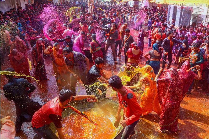 Holi 2019, Safe Holi Tips: ऐसे खेलें सेफ होली, ताकि रंग में न पड़े भंग!