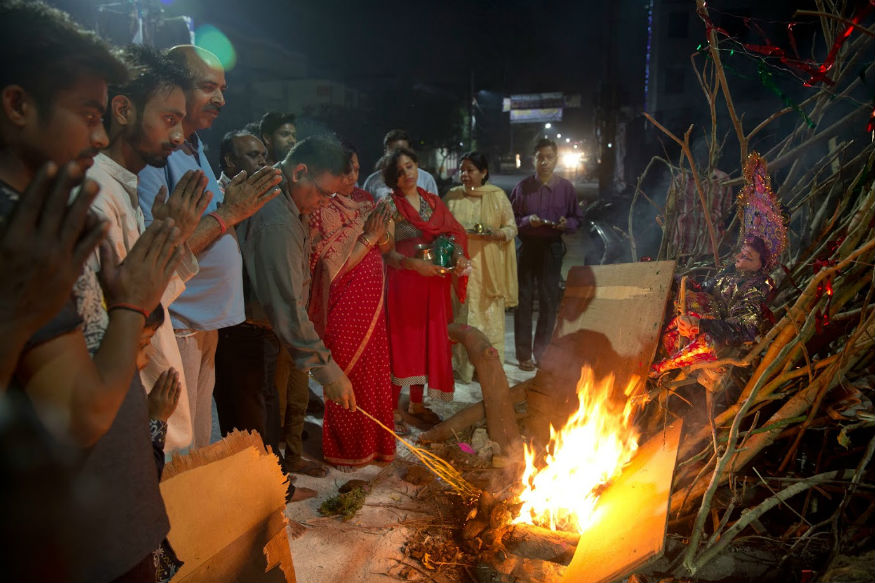 Holi 2019, Holika Dahan: जानिए कब है होलिका दहन, इस शुभ मुहूर्त पर करेंगे ये काम तो चमकेगी किस्मत!