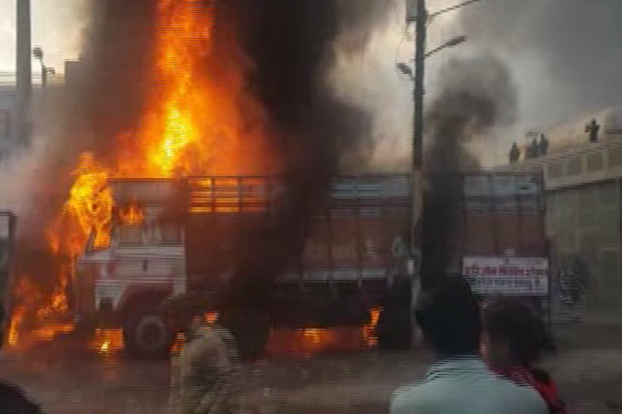 VIDEO: शॉर्ट सर्केट से लगी आग, चपेट में आए आधा दर्जन ट्रक