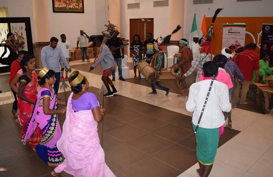  बीते 12अप्रेल से विदेश प्रवास पर निकले बस्तर बैंड के कलाकारों ने इंडियन हाई कमीशन नाइजीरिया के आमंत्रण पर भारतीय सांस्कृतिक संबंध परिषद के सहयोग से सांस्कृतिक आदान प्रदान यात्रा के तहत आयोजित भारतीय सांस्कृतिक संबंध परिषद स्थापना दिवस पर बैंड का प्रदर्शन किया.