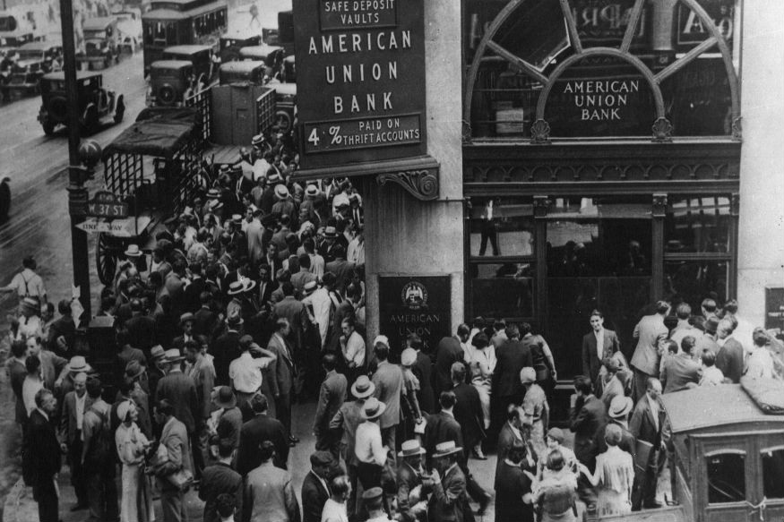 ‘द ग्रेट डिप्रेशन, 1930’. अमेरिका में बंद यूनियन बैंक के सामने जमा भीड़