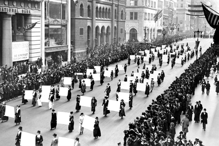 डाउन 5th एवेन्‍यू, न्‍यूयॉर्क में महिलाओं की ऐतिहासिक परेड. इसके बाद ही मिला था अमेरिका में महिलाओं को वोट का अधिकार 