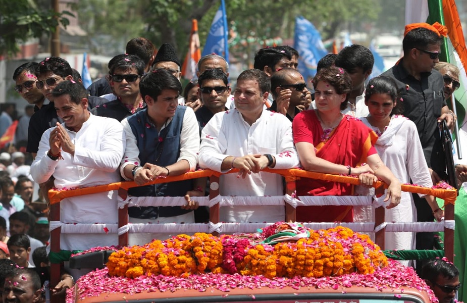 लोकसभा चुनाव 2019 के पहले चरण के लिए गुरुवार को वोट डाले जाएंगे. इसमें कुल 20 राज्यों के 91 सीटों पर मतदान होगा. इस बीच कांग्रेस अध्यक्ष राहुल गांधी ने आज उत्तर प्रदेश के अमेठी में अपना नामांकन किया. इस दौरान उनके साथ यूपीए चेयरपर्सन सोनिया गांधी, उनकी बहन प्रियंका गांधी और जीजा रॉबर्ट वाड्रा मौजूद रहे.