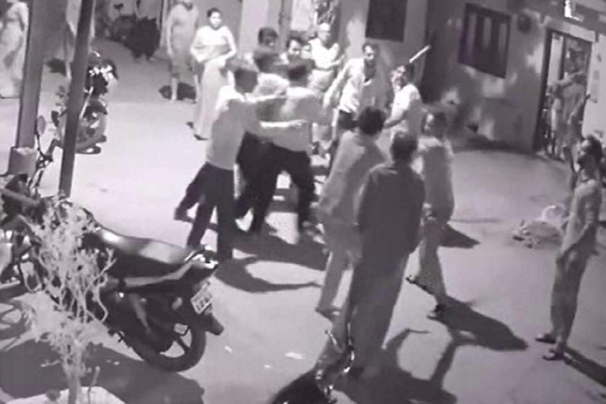 CCTV: बच्चों के खेल में चलने लगीं बड़ों के बीच तलवारें, लाठियां