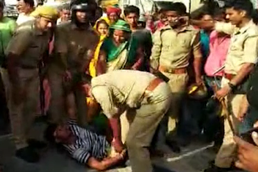 VIDEO: पुलिसकर्मियों का सिरदर्द बना शराबी, मशक्कत के बाद ऐसे ले गए कोतवाली