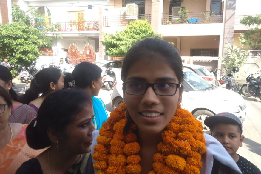 ईशा श्रीवास्तव बनी लखनऊ टॉपर, आईआईटी है अगला लक्ष्य