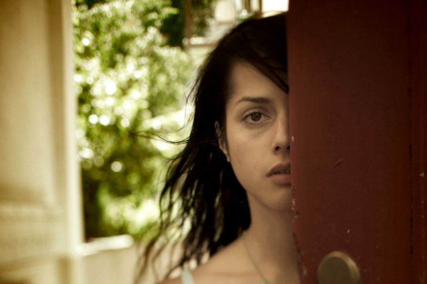 इरम हक की फिल्‍म ‘आय एम योर्स’ के एक दृश्‍य में मीना 
