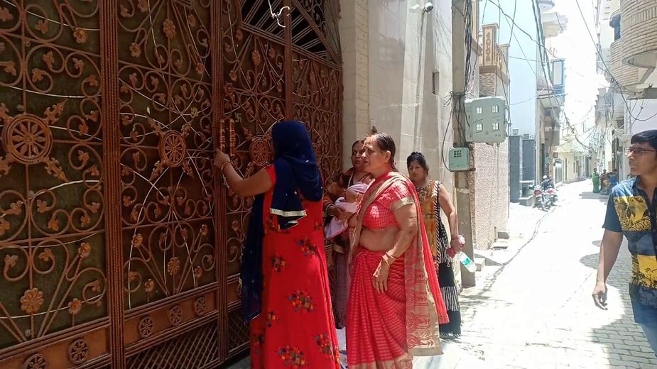 છોકરાના પિતાએ કહ્યું હતું કે જ્યારથી તેના લગ્ન થયા છે ત્યારથી મારા પુત્ર સાથે કિર્તી નાના મુદ્દાઓ પર ઝઘડો કરે છે અને આ વાત વાતમાં પિયર જવાની ધમકી આપે છે. છોકરાના પિતાએ કહ્યું હતું કે જ્યારથી તેના લગ્ન થયા છે ત્યારથી મારા પુત્ર સાથે કિર્તી નાના મુદ્દાઓ પર ઝઘડો કરે છે અને આ વાત વાતમાં પિયર જવાની ધમકી આપે છે.