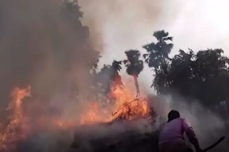 VIDEO: एक झोपड़ी में लगी आग बस्ती में फैली, नहीं पहुंची फायर ब्रिगेड