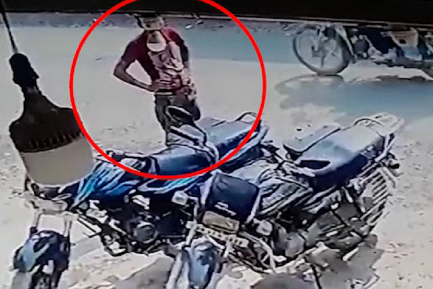 पलक झपकते ही डिक्की में रखा कैश चुराकर फरार बदमाश, देखें CCTV