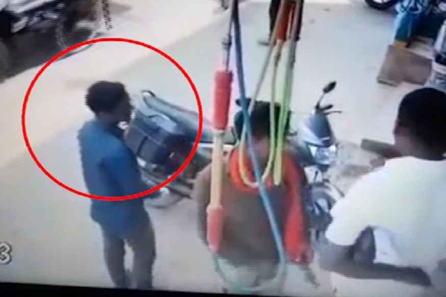 शातिर चोर ने डिक्की तोड़कर ऐसे किया कैश पर हाथ साफ, देखें CCTV