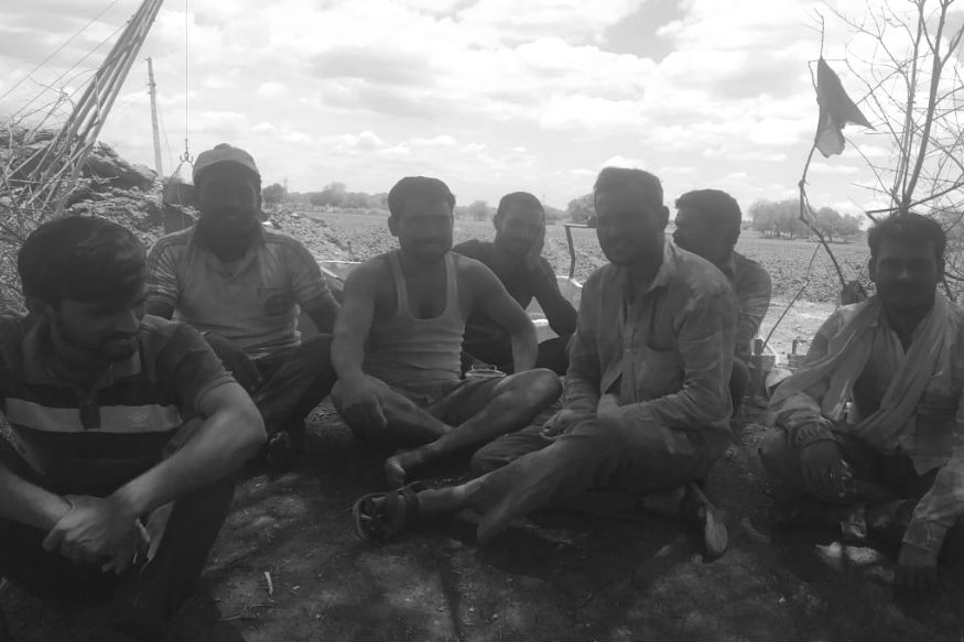 अक्षय अपने किसान साथियों के साथ सड़क बनाने के बीच सुस्ताते हुए