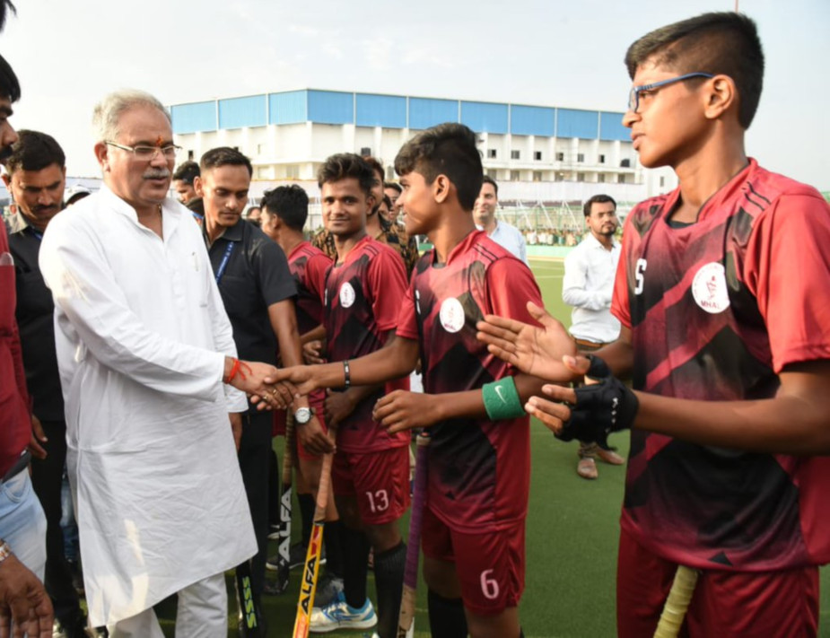  मुख्यमंत्री भूपेश बघेल ने कहा कि प्रदेश के लिए गौरव की बात है कि राष्ट्रीय हॉकी प्रतियोगिता का आयोजन लगातार हो रहा है. इससे नए खिलाड़ियों का उत्साह बढ़ेगा. सीएम ने खिलाड़ियों से मुलाकात भी की.