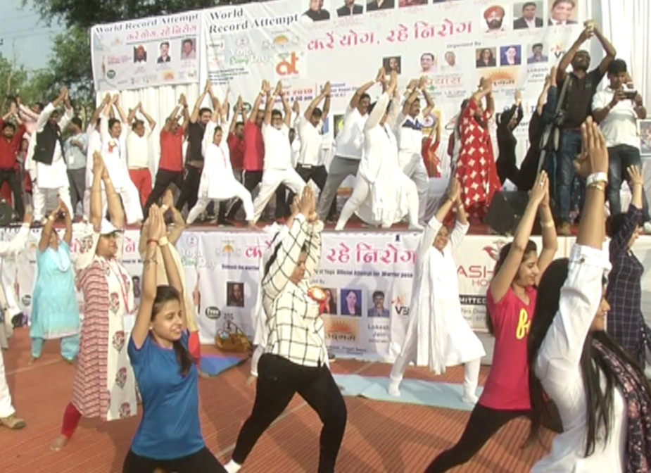 विश्व योग दिवस पर आज छत्तीसगढ़ में लोगों ने योग करके रिकार्ड बनाया. प्रदेश भर में जहां 60 लाख लोगों ने योग किया तो वहीं बीटीआई ग्राउंड में 3240 लोगों ने वीरभद्रासन मुद्रा में 3 मिनट योग करके लिमका बुक आफ रिकार्ड में नाम दर्ज कराया.