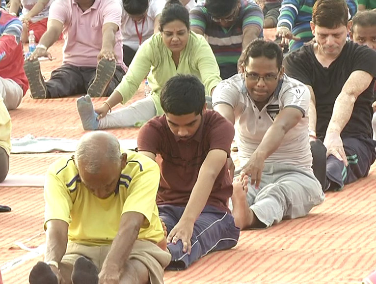  इस रिकॉर्ड को बनाने के लिए शहर के सभी इलाकों में कई संस्थाओं ने हिस्सा लिया. हालांकि अभी यह पता नहीं चल सका है कि वर्ल्ड रिकॉर्ड में इसे शामिल किया गया है या नहीं. उधर, बीटीआई ग्राउंड में 3 मिनट तक वीरभद्रासन में बने रहकर 3640 लोगों ने लिम्का बुक ऑफ वर्ल्ड रिकॉर्ड में इसे दर्ज करा दिया.