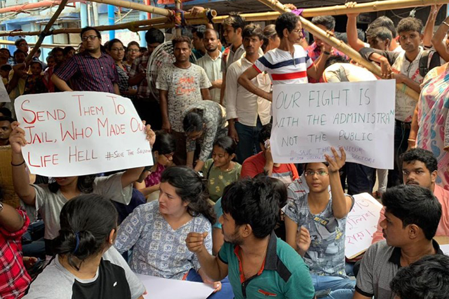 Kolkata Violence, कोलकाता हिंसा, Kolkata doctors strike, कोलकाता के डॉक्टरों की हड़ताल, Medical services, स्वास्थ्य सेवाएं, delhi Hospitals, दिल्ली के अस्पताल, doctors strike in delhi, दिल्ली में डॉक्टरों की हड़ताल, AIIMS, एम्स, Safdarjung, सफदरजंग अस्पताल, RML, आरएमएल हॉस्पिटल, patient suffer by doctors strike, डॉक्टरों की हड़ताल से मरीज परेशान,