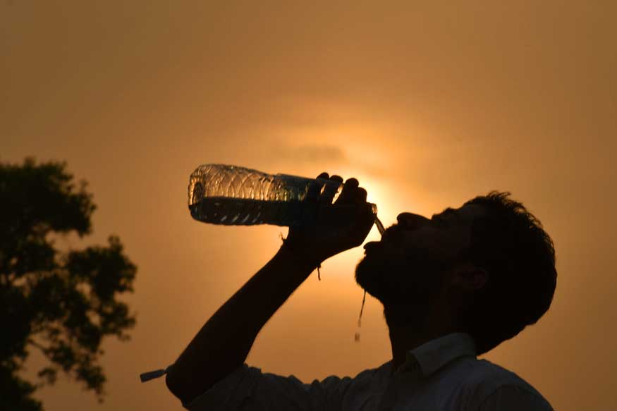  बता दें भारत के कई हिस्सों में सोमवार को भी लू से राहत नहीं मिली. देश में सबसे ज्यादा तापमान राजस्थान के चूरू जिले में दर्ज किया गया. चूरू में तापमान 50 डिग्री सेल्सियस के स्तर को पार कर गया. भारतीय मौसम विभाग ने यह जानकारी दी.