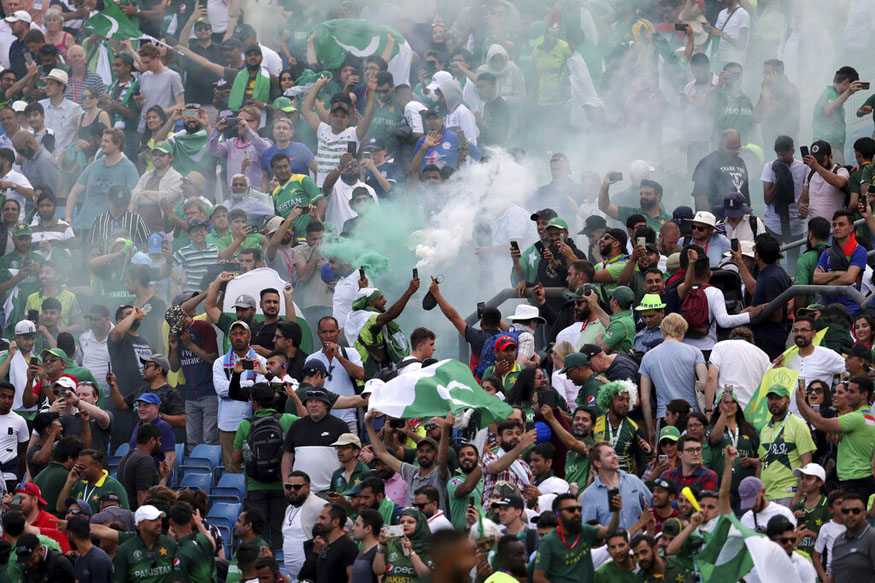 World Cup: पाकिस्‍तान की जीत के बाद मैदान में भड़का दंगा