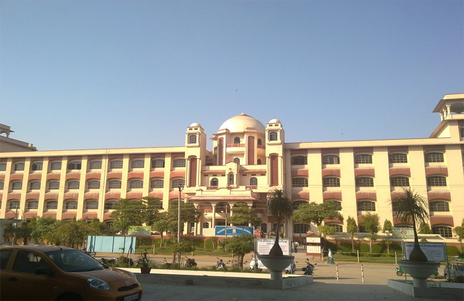  टैगोर इंटरनेश्नल स्कूल,जयपुर: यह स्कूल ,अपने छत्रों को बहुत सी एक्स्ट्रा करिकुलर एक्टिविटीज़ का प्रदर्शन करने के लिए,मंच प्रदान करता है. इसको जैपुर के प्रतिष्ठित विद्यालयों में से एक माना जाता है. ये CBSE से सम्बन्धित है.