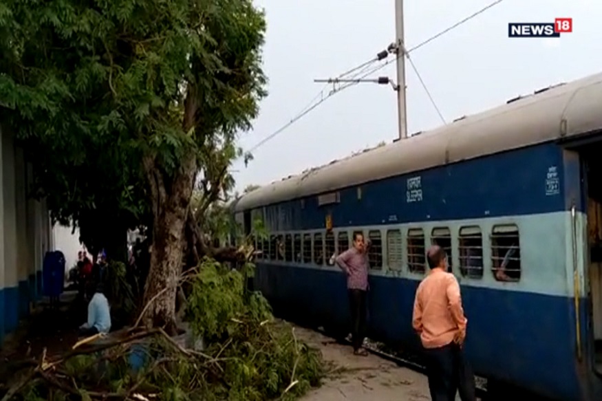 आंधी-तूफान से पटना में तीन की मौत, ट्रेन के ऊपर गिरा पेड़