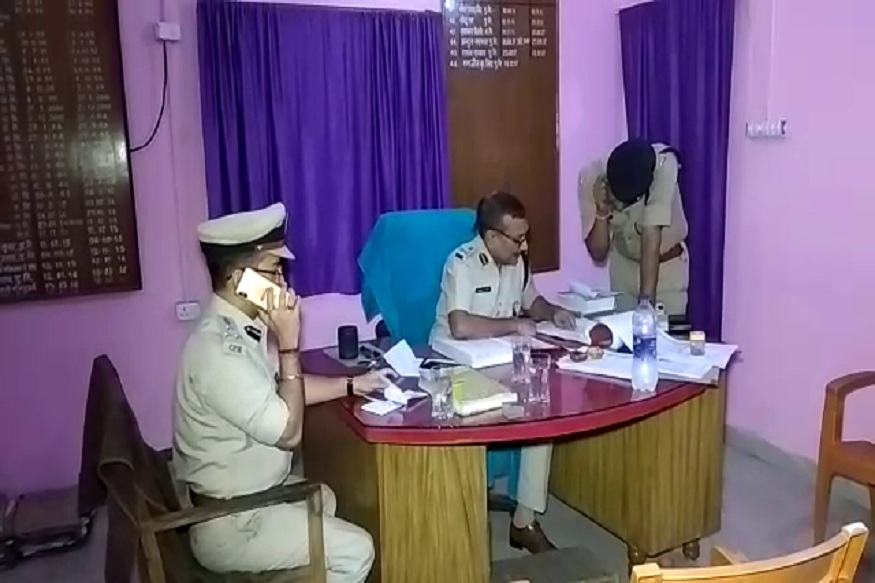 आधी रात को थाने पहुंचे डीजीपी. दो पुलिसवालों पर गिरी गाज