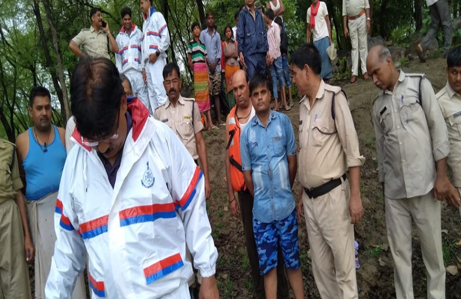  ज़्यादा बारिश होने के कारण जामनी नदी में उफान आ गया था. नदी का जलस्तर बढ़ने के कारण जंगल के चारों ओर पानी भर गया था.