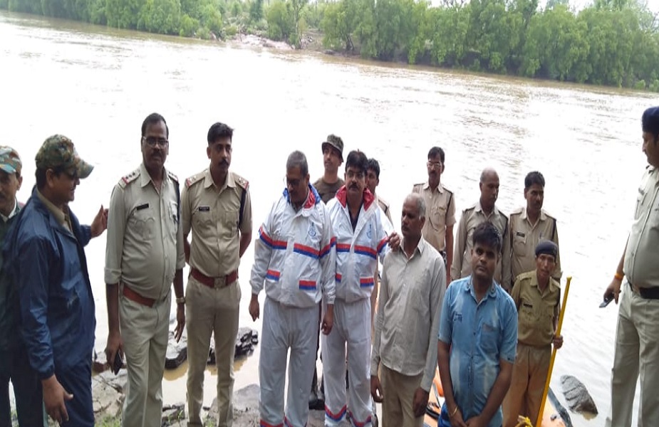  निवाड़ी ज़िले के ये लोग लकड़ी बीनने जंगल गए थे. नदी उफान पर आने के कारण 8 लोग वहीं पानी में घिर गए.