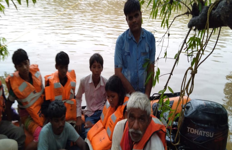  रात भर रेस्क्यू ऑपरेशन चला, तब कहीं जाकर इन सभी 8 लोगों को निकाला जा सका. इसी के साथ इनके परिवार औऱ प्रशासन सबने राहत की सांस ली.