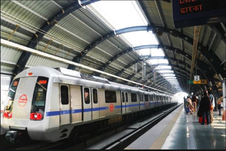 मेट्रो के आगे कूदा 22 साल का सुरक्षा गार्ड, DMRC ने किया ये ट्वीट...