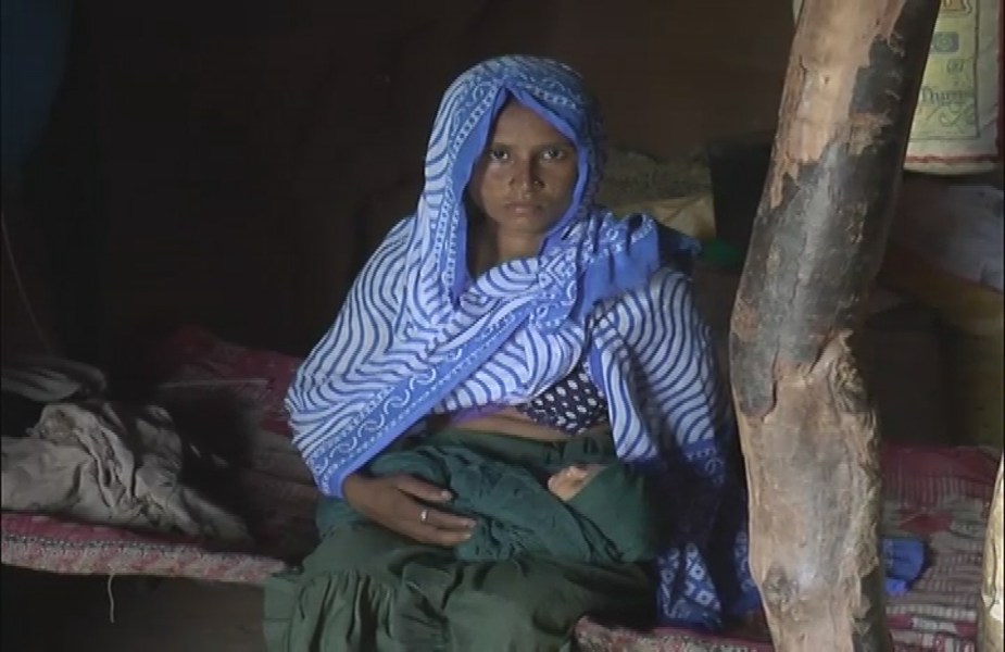 सड़क पर हुई महिला की डिलीवरी, Delivery of women on the road