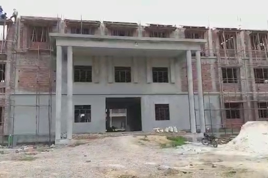 निर्माणाधीन स्कूल की बिल्डिंग
