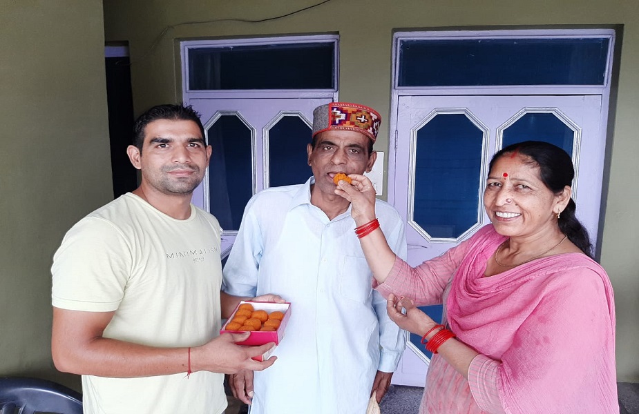 आशीष चौधरी की जीत से परिवार में खुशी का माहौल