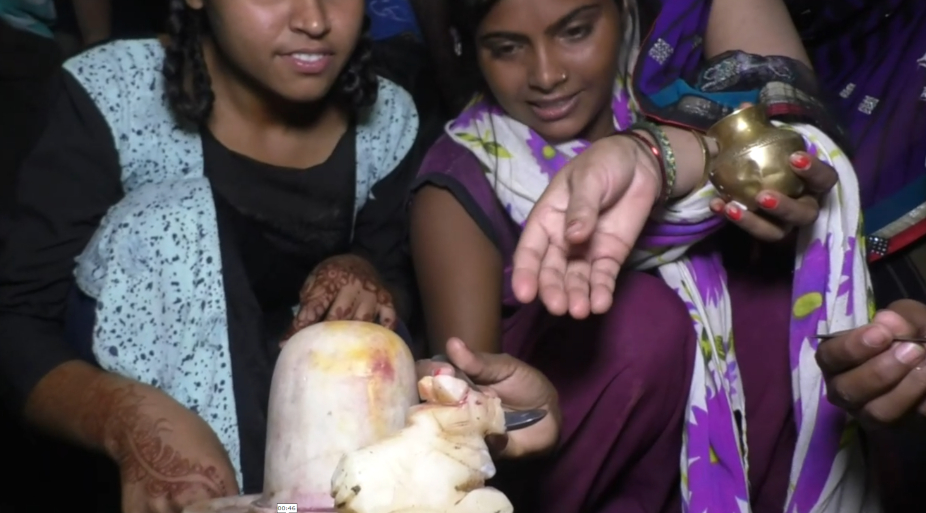 idol of lord nandi, idol of lord nandi drinks milk, idol drinking milk, idol drinking water, lord shiva, shiv mandir, मूर्ती पी रही दूध. भगवान की मूर्ती पी रही दूध, लोगों की आस्था, भगवान शिव, भगवान की मूर्ती पी रही दूध, नंदी की मूर्ती पी रही दूध
