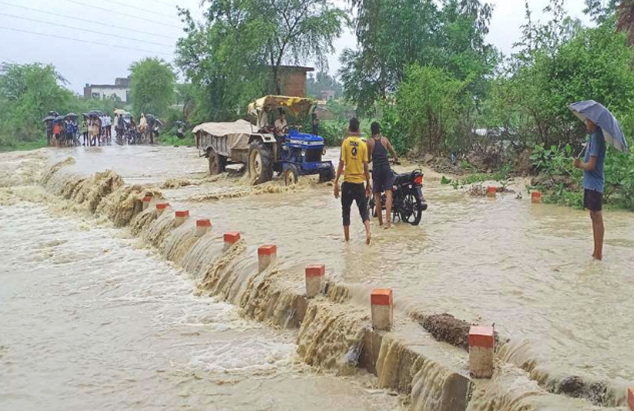river on boom-उफान पर नदी
