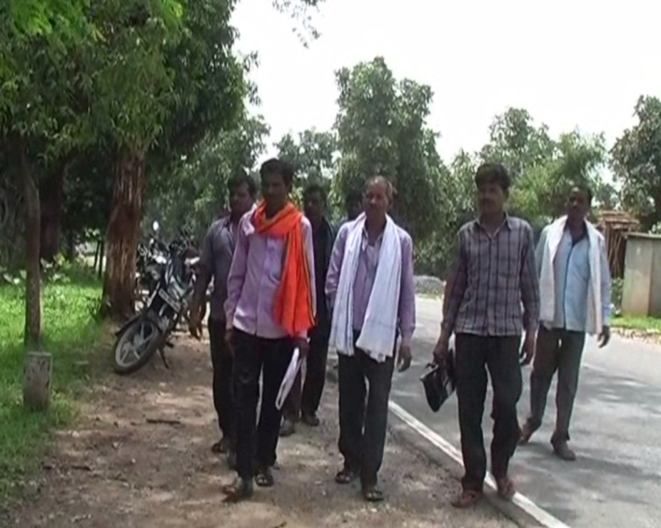 Chhattisgarh news, balrampur news, labors of balrampur bonded in Chennai, bonded labors of balrampur, labors shared a video in facebook and asked help, help in facebook, छत्तीसगढ़ न्यूज, बलरामपुर न्यजू, बंधक मजदूर, बलरामपुर के बंधक मजदूर, सोशल मीडिया में मदद का वीडियो, फेसबुक के जरिए मांगी मदद