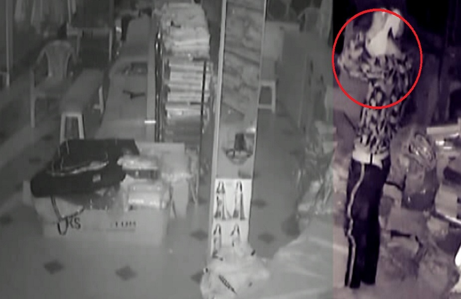 कपड़े के शोरूम चोरी करते बच्चों की गैंग CCTV में हुई कैद