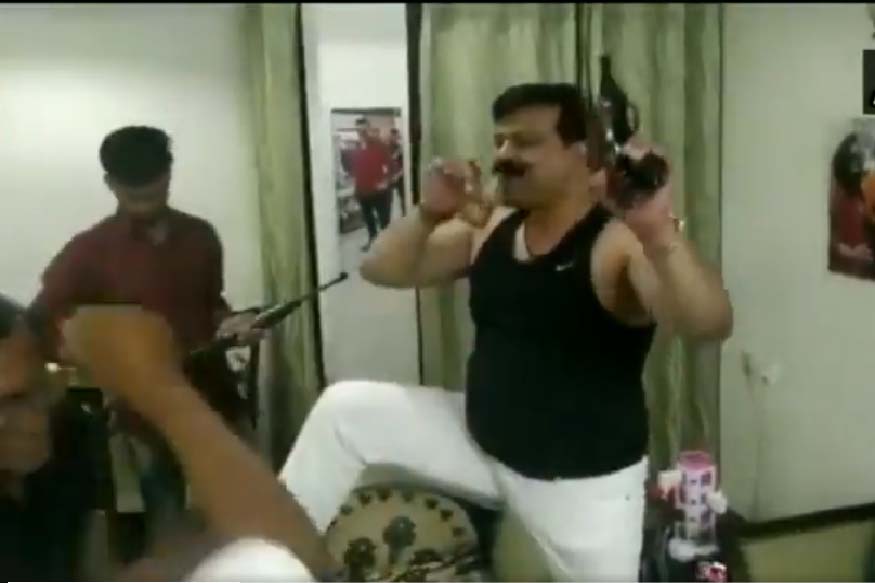 हाल ही में विधायक प्रणव सिंह चैंपियन का बंदूक हाथ में लेकर डांस करते हुए वीडियो वायरल हुआ था.