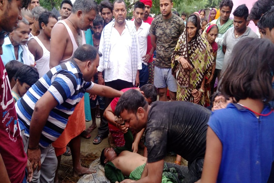 छपरा में पिछले 5 दिनों से लगातार बारिश हो रही है जिसके कारण कई जगह गड्ढों म...