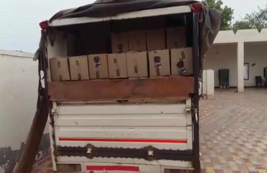 पुलिस ने कार्वाई के दौरान भारी मात्रा में हेरोइन, अफीम, शराब और कई किस्म के मादक पदार्थ बरामद किए